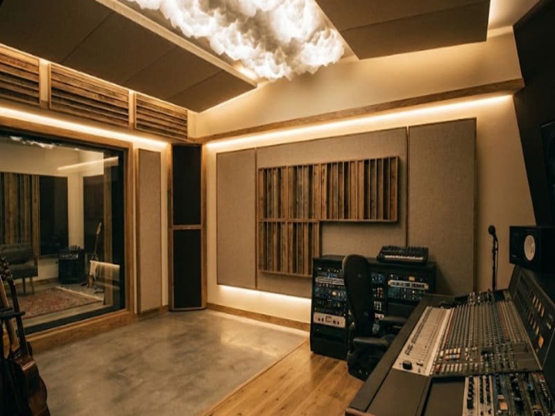 Detail of acoustic caulk application at floor perimeter